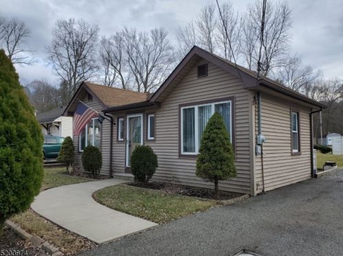 29 Bushwick Ln, West Milford Lakes, NJ 07480-4803