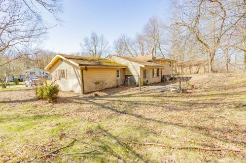 106 Lilac Rd, New Castle, PA 16105-1737