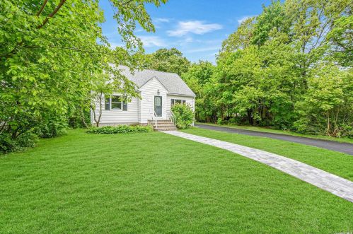 29 Howe St, Huntington Station, NY 11746-2553