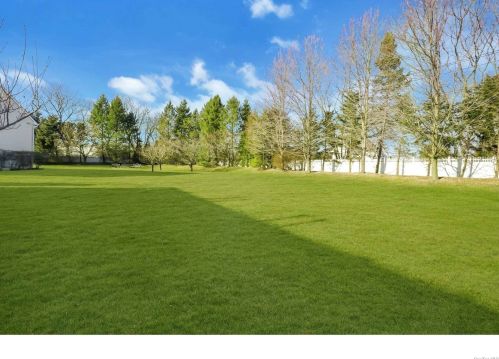 31 Morley Cir, Huntington Station NY  11747-4827 exterior