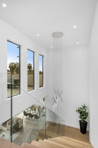 18067 Calvert St, Van Nuys CA 91316-1216 exterior