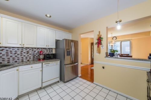 23 Edgefield Dr, Greystone Park NJ  07950-1967 exterior