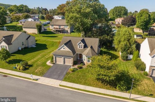 25 Summerlyn Dr, Ephrata PA  17522-9331 exterior