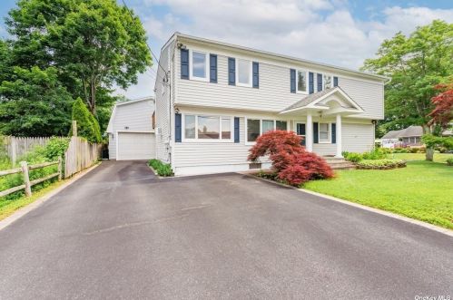 5 Gary St, Elwood, NY 11731-2337