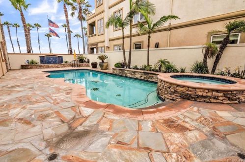 1612 Pacific Coast Hwy, Huntington Beach CA  92648-4434 exterior