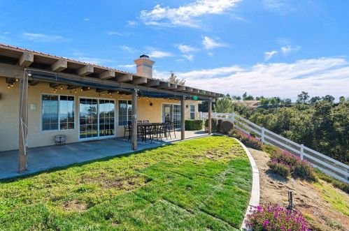40107 Calle Breve, Temecula CA  92592-8692 exterior