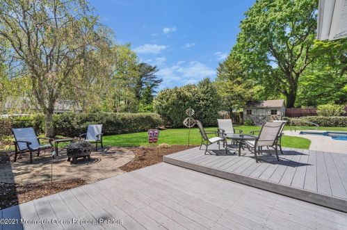 33 Pelican Rd, Middletown NJ  07748-3237 exterior