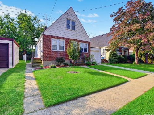 106 Charles St, Floral Park, NY 11001-2237