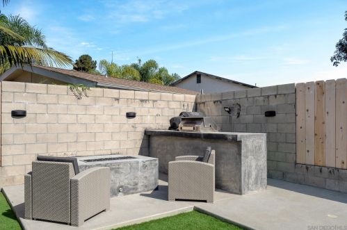 6342 Farley Dr, San Diego CA  92122-3025 exterior