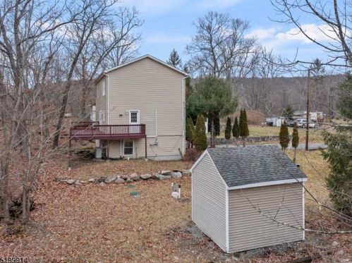 18 Berry Ln, West Milford NJ  07480-3632 exterior