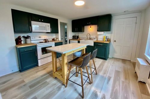 99 Maple Ave, Middletown RI  02842-4834 exterior