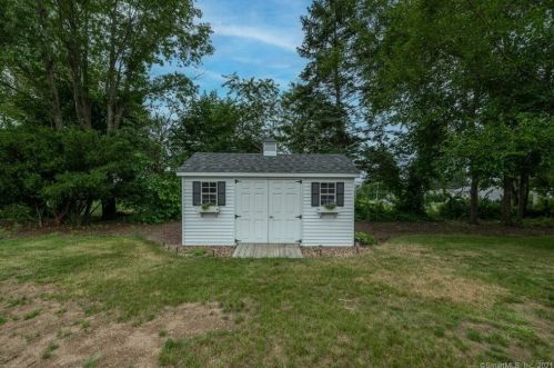 2 Valley Brook Ln, North Haven CT  06473-2638 exterior