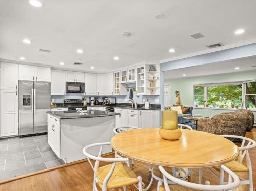 10 Pink Cloud Ct, Norwalk CT  06851-3310 exterior