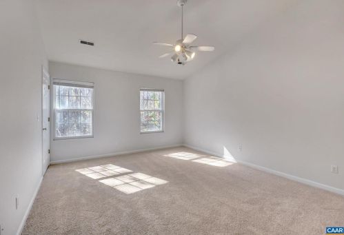 48 Laguna Rd, Bybee, VA 22963-2424