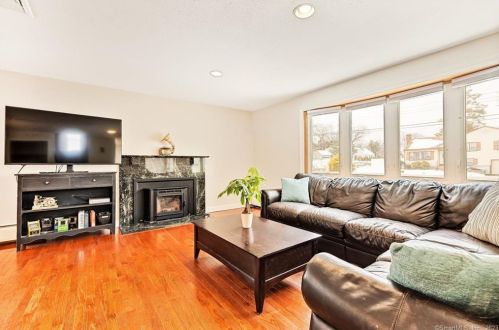 61 Schaller Rd, Manchester, CT 06042-2851