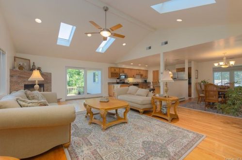 21 John F Kennedy Dr, Stony Point, NY 10980-3204
