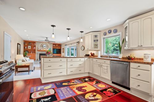 8781 3rd Ave, Kenosha, WI 53158-4709