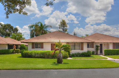122 Club Dr, West Palm Beach, FL 33418-7008