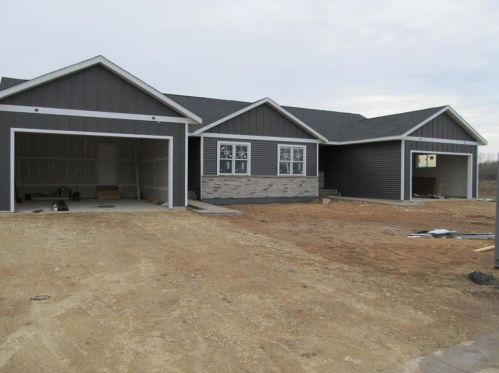 1678 Squirrel Way, New Johannesburg, WI 54017-7276