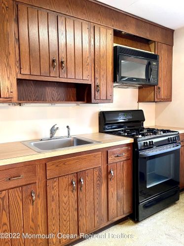 25 Manor Dr, Tinton Falls, NJ 07712-2568