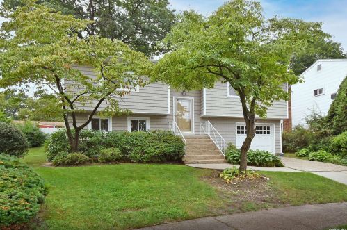 9 Leghorn Ct, Huntington Station NY  11746-2820 exterior