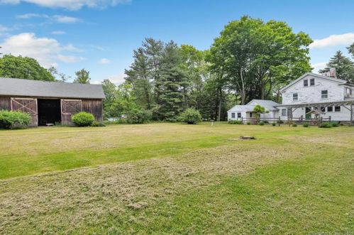 811 Daniels Farm Rd, Bridgeport, CT 06611-2601