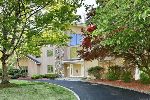 9 Zeck Ct, Airmont, NY 10901-3425
