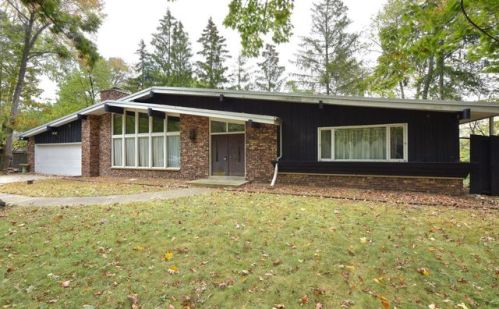 34334 Valley Rd, Oconomowoc, WI 53066-4922