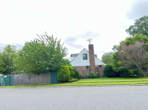 147 Norman St, New Hyde Park, NY 11040-1307