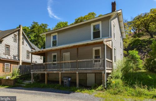 120 Red Hill Dr, Palmerton, PA 18071-1740