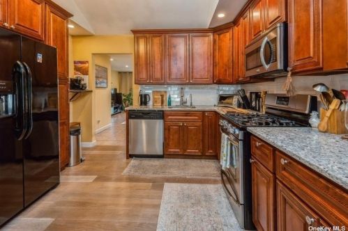 433 Monroe Ave, North Lindenhurst, NY 11757-3522