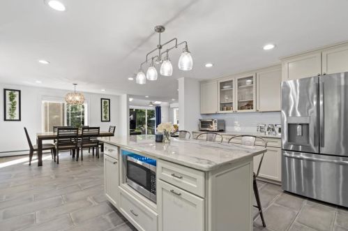 62 Demello Dr, Tiverton RI  02878-2770 exterior