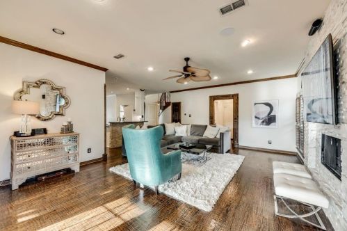 9427 Vis Cir, Irving TX  75063-5064 exterior