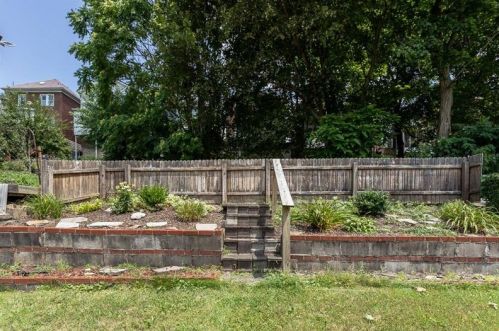 1127 Berkshire Ave, Pittsburgh PA  15226-2220 exterior