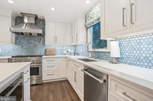 810 Hickory Vale Ln, Great Falls VA  22066-2810 exterior