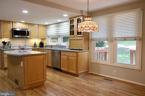 6310 Falling Brook Dr, Springfield VA  22015-4032 exterior
