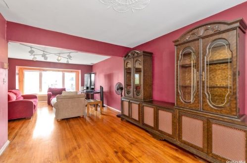 1506 Peapond Rd, North Bellmore NY  11710-2924 exterior