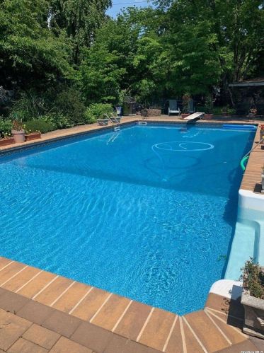 33 Lorijean Ln, Elwood NY  11731-4118 exterior