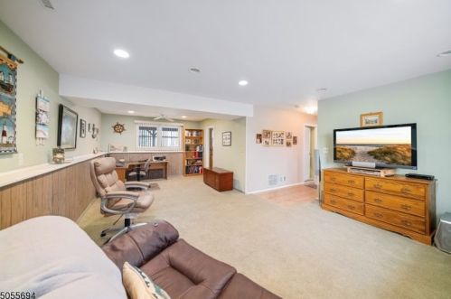 16 Dodd Ter, Verona NJ  07044-1718 exterior