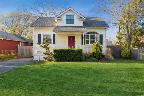 21 Roslyn St, Islip Terrace, NY 11752-2709