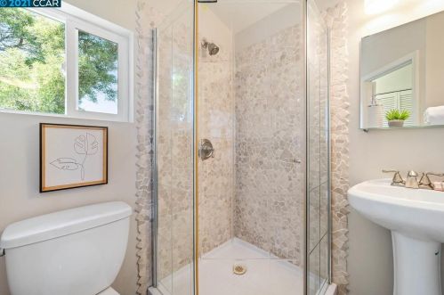 1347 26 St, Oakland CA 94606-3243 exterior