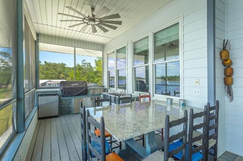 601 Riverview Dr, Carrabelle FL  32322-5054 exterior