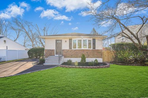 316 Manhattan Ave, Babylon, NY 11704-5534