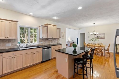 8 Logan Dr, Lincoln RI  02865-1349 exterior