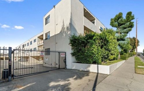 6251 Coldwater Canyon Ave, North Hollywood, CA 91606-3032