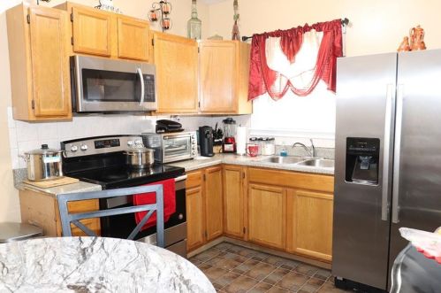 132 Indiana Ave, Providence, RI 02905-4402