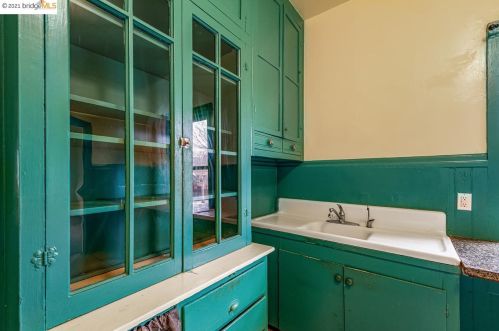 4327 Essex St, Oakland CA 94608-1216 exterior