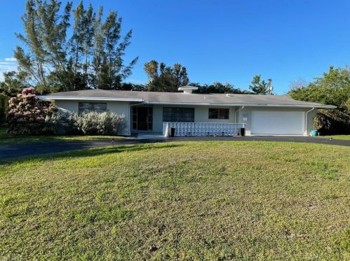 697 Rudder Rd, Naples, FL 34102-5040