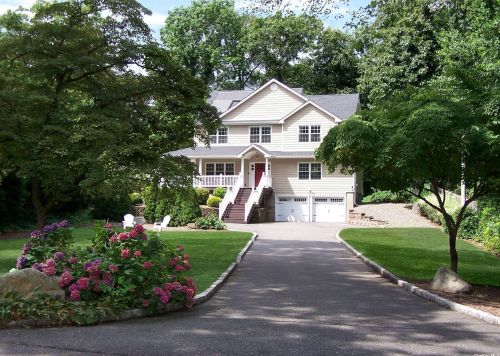 10 Ridgewood St, Elwood NY  11731-1614 exterior