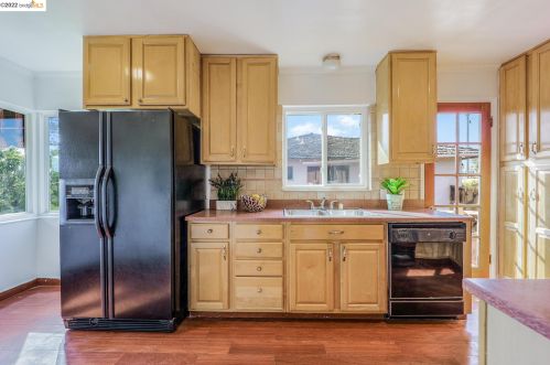 21561 Knoll Way, Hayward CA  94546-6860 exterior